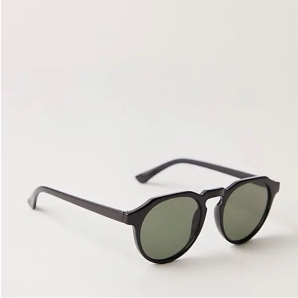 Sedona Round 
Sunglasses -  COLOR -Black
NWOT
Free People